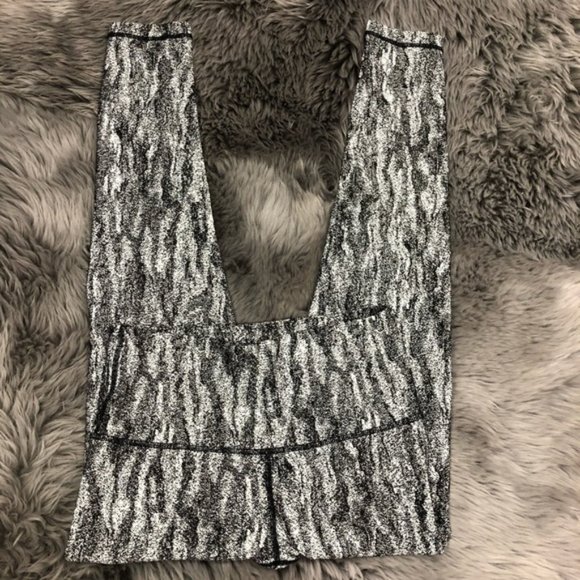 Kirkland | Women's Active Tight | Black and White | Medium - Picture 2 of 4